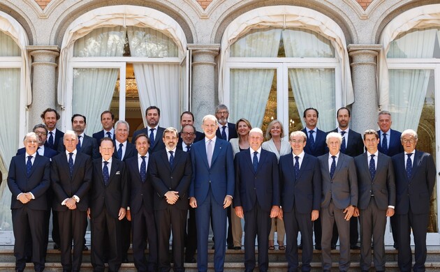 Fotgrafía de grupo de Su Majestad el Rey acompañado por la junta de Gobierno del Círculo Ecuestre