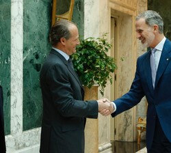 Don Felipe recibe el saludo del presidente del Grupo Freixenet, Alfred Oetker