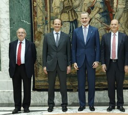 Fotografía de grupo de Su Majestad el Rey acompañado de la delegación del Grupo Freixenet