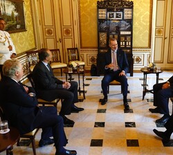 Don Felipe acompañado por la delegación del Grupo Freixenet