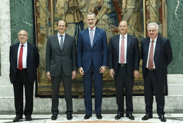 Fotografía de grupo de Su Majestad el Rey acompañado de la delegación del Grupo Freixenet