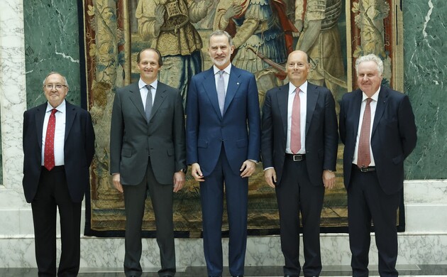 Fotografía de grupo de Su Majestad el Rey acompañado de la delegación del Grupo Freixenet