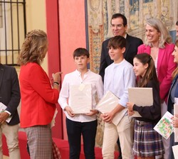Doña Elena conversa con los premiados