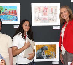 Doña Elena con una de las galardonadas junto a las obras expuestas