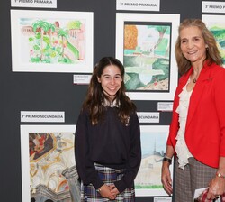 Doña Elena con una de las galardonadas en la exposición de los trabajos premiados
