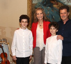 Doña Elena con los alumnos de la Escuela Superior de Música Reina Sofía que han participado en la ceremonia
