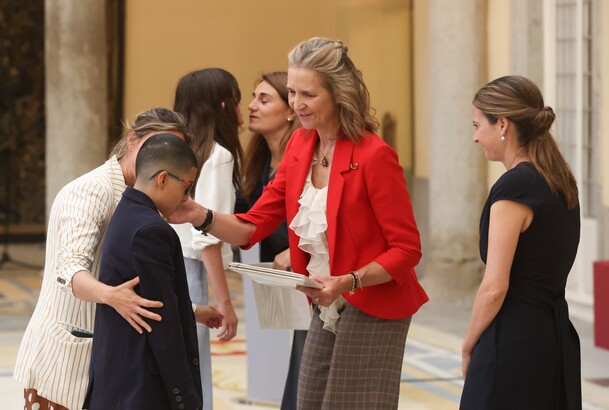 Doña Elena entrega uno de los reconocimientos