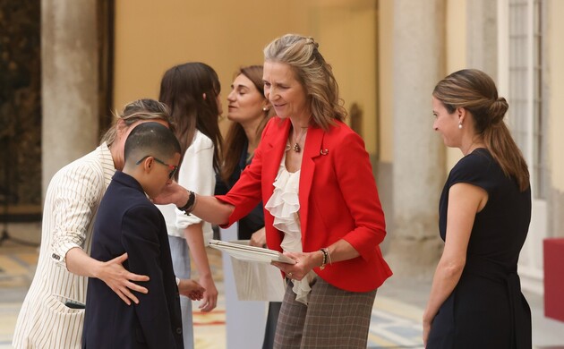 Doña Elena entrega uno de los reconocimientos