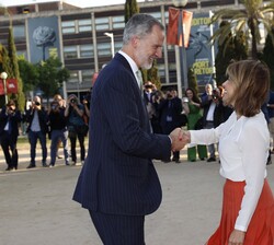 Su Majestad el Rey recibe el saludo de la ministra de Transportes, Movilidad y Agenda Urbana, Raquel Sánchez