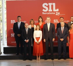 Fotgrafía de grupo de Su Majestad el Rey con las autoridades asistentes al acto