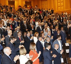 Don Felipe accede a la sala Gran del Teatro Nacional de Catalunya