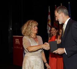 Su Majestad el Rey hace entrega del galardon a una de las premiadas