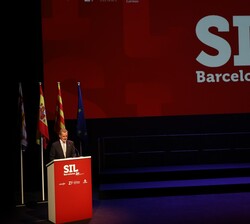 Su Majestad el Rey dirige unas palabras durante el acto