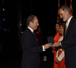 Su Majestad el Rey entrega el galardón a uno de los premiados
