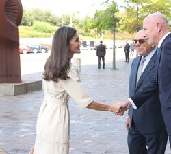 Su Majestad la Reina a su llegada al Distrito Telefónica de Madrid recibe el saludo del presidente de la Fundación FAD Juventud, Ignacio Bayón, y del 
