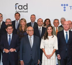 Su Majestad la Reina con los asistentes a reunión del Patronato de la Fundación FAD Juventud
