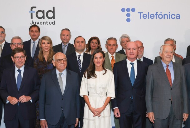 Su Majestad la Reina con los asistentes a reunión del Patronato de la Fundación FAD Juventud