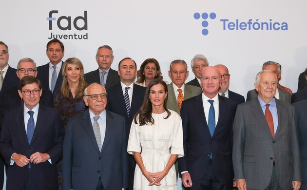 Su Majestad la Reina con los asistentes a reunión del Patronato de la Fundación FAD Juventud