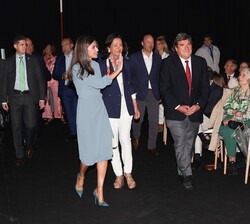 Su Majestad la Reina a su llegada accede al espacio La Nube de Pastrana