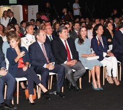 Doña Letizia en la primera fila de asientos al inicio del acto