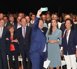 “selfie” de Doña Letizia con el público asistente