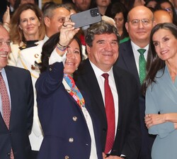Ana Botín realiza un “selfie” con la Reina al finalizar el acto