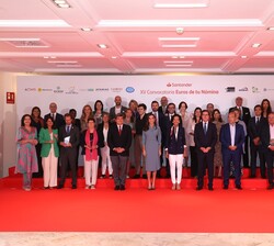 Su Majestad la Reina junto a los participantes en el acto de clausura de la XV convocatoria de “Euros de tu Nómina”