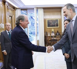 Sus Majestades los Reyes reciben el saludo del presidente de la Fundación Princesa de Girona, Francisco Belil