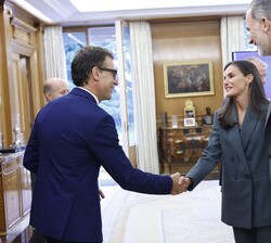 Don Felipe y Doña Letizia reciben el saludo del director general de la Fundación Princesa de Girona, Salvador Tasqué