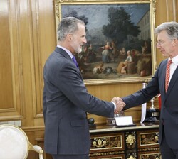 Su Majestad el Rey recibe el saludo del presidente de la Munich Security, Christoph Heusgen