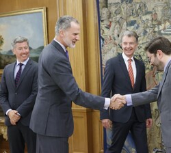Su Majestad el Rey recibe el saludo del rector de IE University y Decano de IE School of Politics, Economics & Global Affairs, Manuel Muñiz Villa