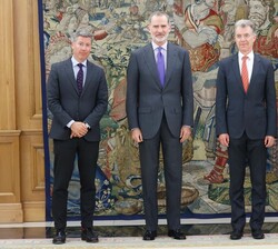 Su Majestad el Rey junto al presidente, vicepresidente y CEO de la Munich Security y el rector de IE University