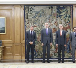 Su Majestad el Rey acompañado del presidente, vicepresidente y CEO de la Munich Security y el rector de IE University