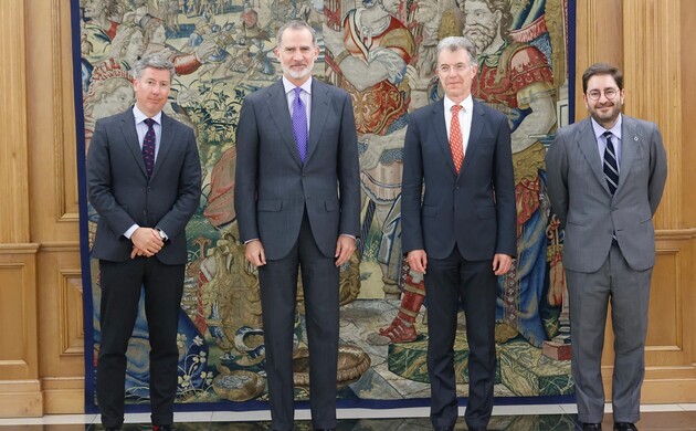 Su Majestad el Rey junto al presidente, vicepresidente y CEO de la Munich Security y el rector de IE University