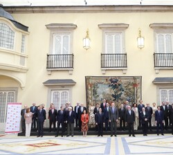 Su Majestad el Rey junto a los asistentes a la reunión del Patronato del Real Instituto Elcano