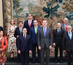 El Rey con los asistentes a la reunión del Patronato del Real Instituto Elcano