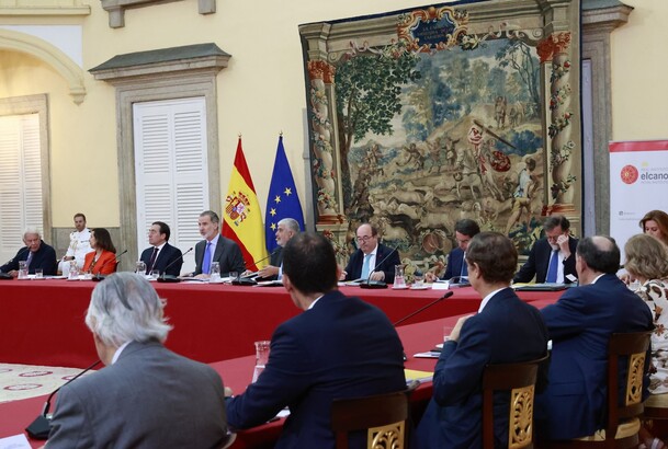 El Rey durante la reunión del Patronato del Real Instituto Elcano
