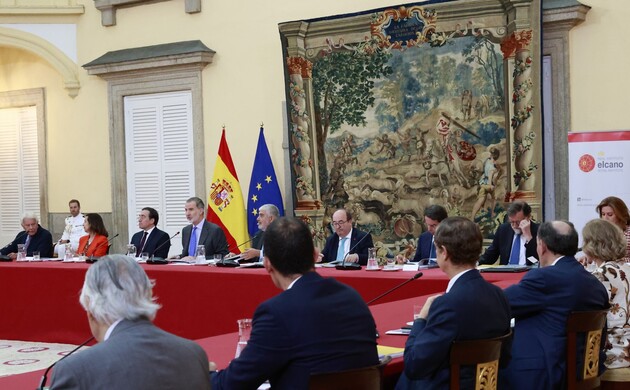 El Rey durante la reunión del Patronato del Real Instituto Elcano