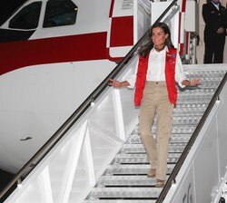 La Reina a su llegada al Aeropuerto Internacional Rafael Núñez de Cartagena de Indias en Colombia