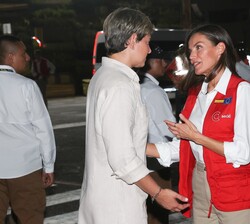 Tras su llegada, Doña Letizia conversa con la Primera Dama de la República de Colombia, Verónica Alcocer