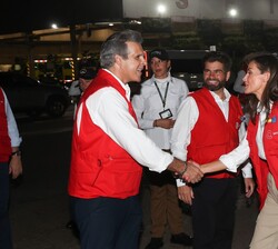 La Reina durante los saludosde bienvenida con las autoridades