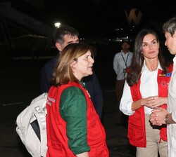 La Reina y la Primera Dama conversan con las autoridades, tras la llegada de Doña Letizia a Cartagena de Indias y Cali