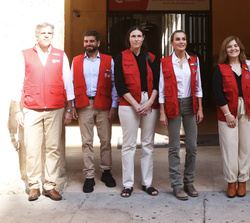 Fotografía de grupo de Su Majestad la Reina con las autoridades y personalidades que la recibieron a su llegada al Centro de Formación de la Cooperaci