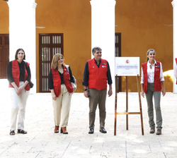Fotografía de grupo de Su Majestad la Reina junto a una placa conmemorativa de su visita al Centro de Formación de la Cooperación Española