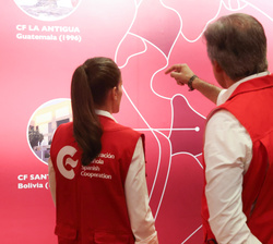 Su Majestad la Reina observa un mapa de los proyectos de la AECID en Colombia durante su visita al Centro de Formación de la Cooperación Española
