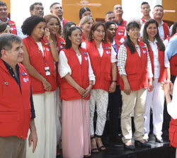 Su Majestad la Reina conversa con el personal de la OCE Colombia y del Centro de Formación