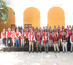 Fotografía de grupo de Su Majestad la Reina con el personal de la OCE Colombia y del Centro de Formación