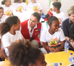 Su Majestad la Reina junto a la Primera Dama de Colombia en el colegio metropolitano beneficiario del programa de abastecimiento de agua potable y san