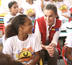 Su Majestad la Reina conversa con unas alumnas del colegio metropolitano beneficiario del programa de abastecimiento de agua potable y saneamiento dom