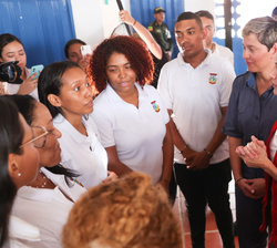 Su Majestad la Reina conversa con los docentes del colegio beneficiario del programa de abastecimiento de agua potable y saneamiento domiciliario